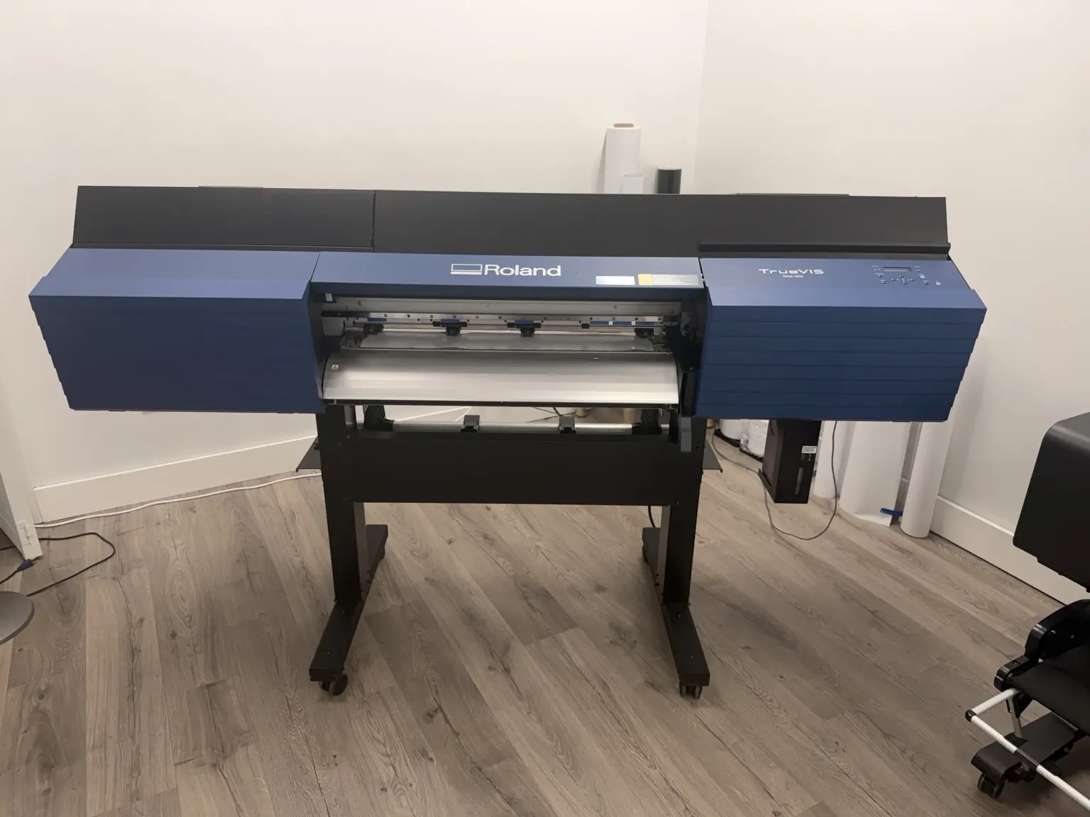 Wide-format full-color printer used for signs and banners